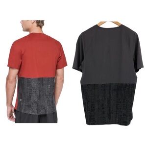 Lululemon men’s Metal Vent  Grey V-Neck short sleeve matchstick reflective back